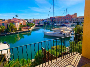 Terrasse ensoleillée sur les canaux